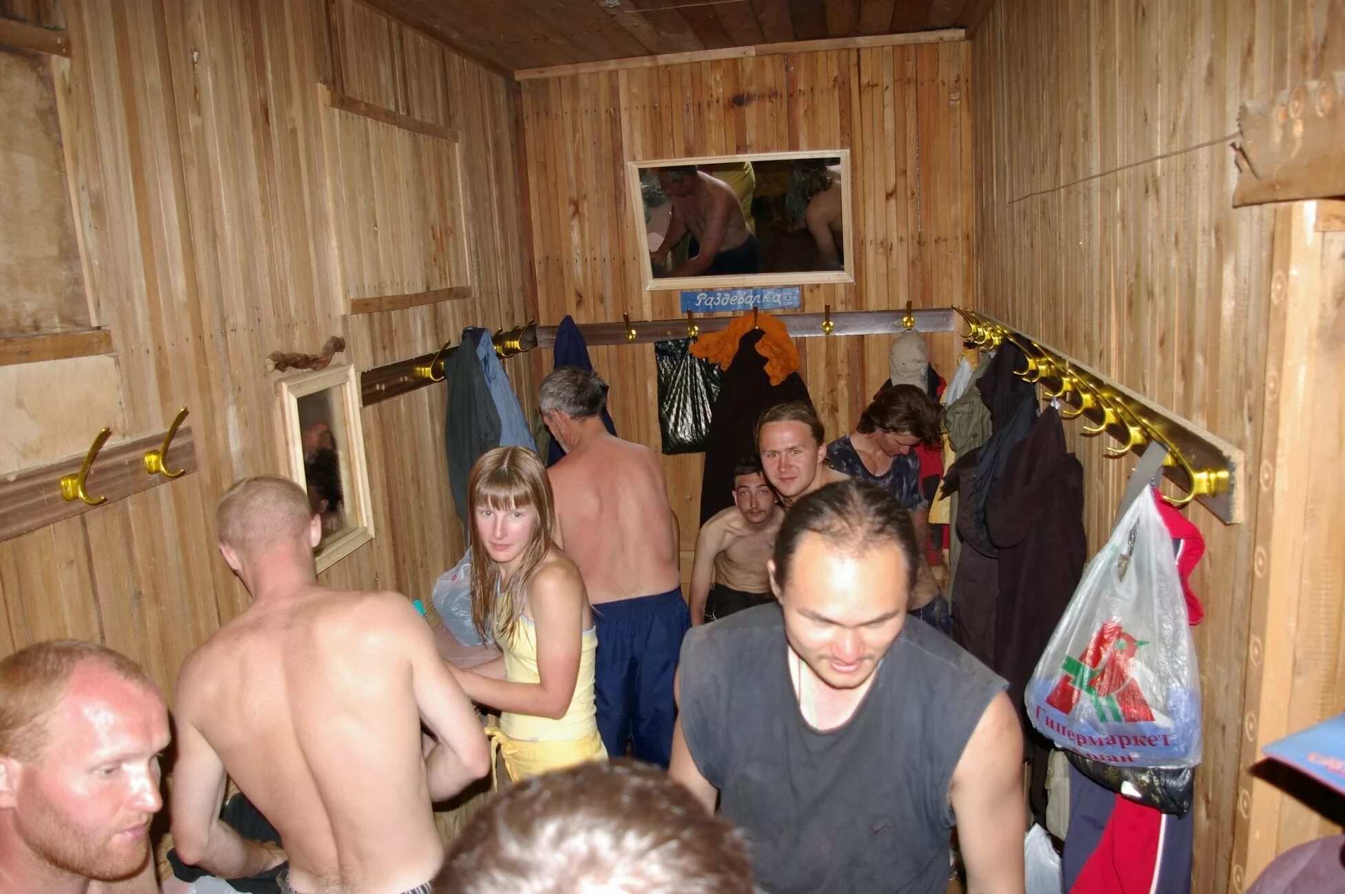 ссср банный день в пионерском лагере. очередь в винный магазин ссср. очередь в сандуны ссср. фото очередь в баню. советское застолье.