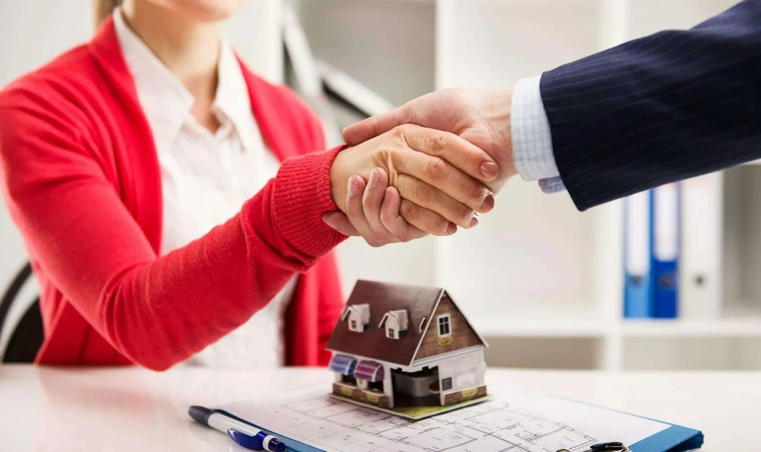 Выгодные арендаторы. Выгодные арендаторы. Встреча с клиентом. Кредитование недвижимости. Счастливые люди в квартире.