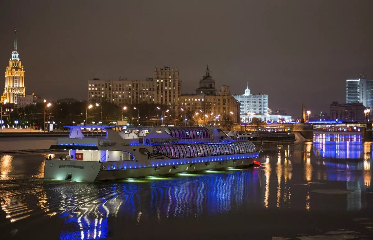 теплоход москва река ночь. ночная фрунзенская набережная. теплоход рэдиссон по москве реке. теплоход конкорд. ночная прогулка по москве реке.