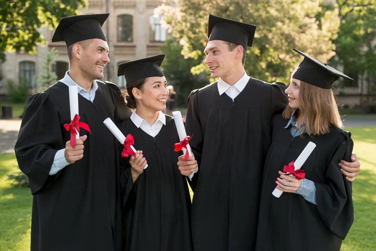 Студенты отмечают. Студенты в чёрных шляпах. graduate school of business россия. магистратура элементы. стажировка выпускников картинки.