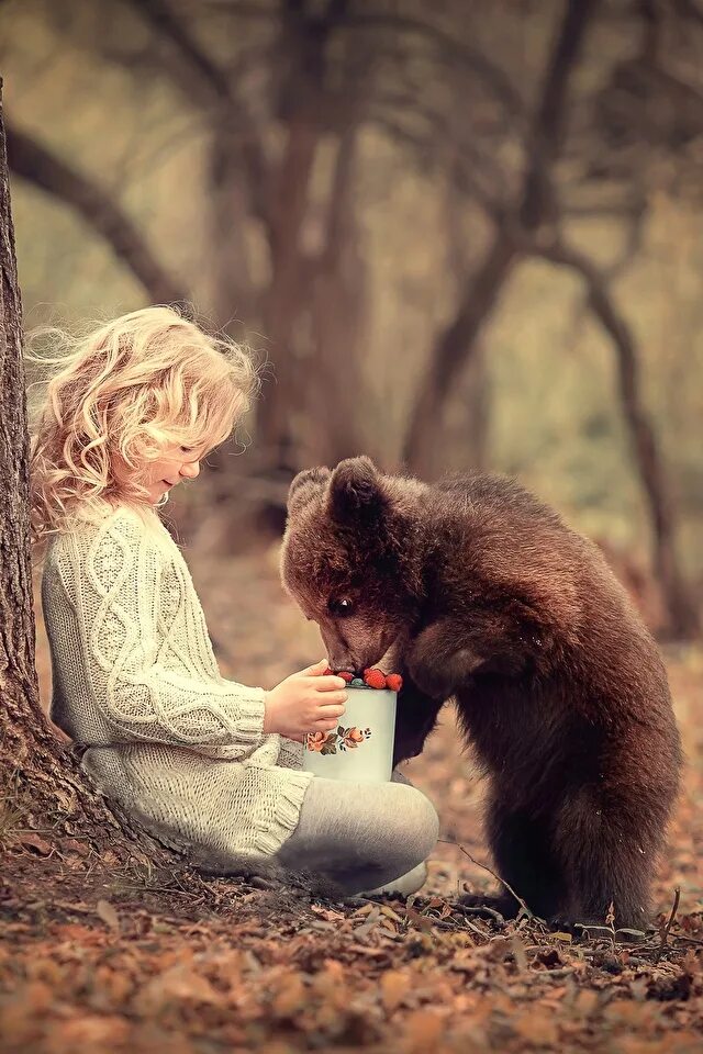 Девочка обнимает медведя. Девочка и медведь арт. Медведь шаман тотем. Девочка обнимает медведя. Медведь и маленькая девочка.