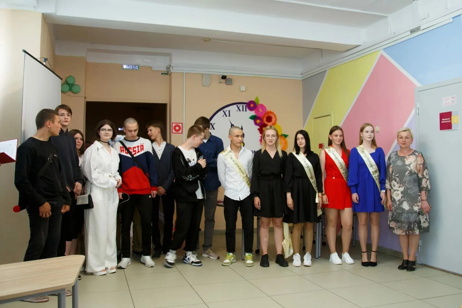 Вручение аттестатов 2025 дата. Старшеклассники в школе. вручение аттестатов 9 класс. выпускник 2025 9 класс. вручение аттестатов 9 класс 2025.