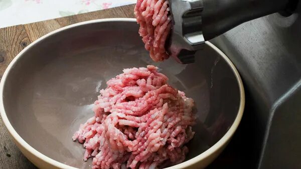 Фарш получился жидкий что добавить для котлет. Измельчение мяса на мясорубке. свинина через мясорубку. свинина фарш через мясорубку.