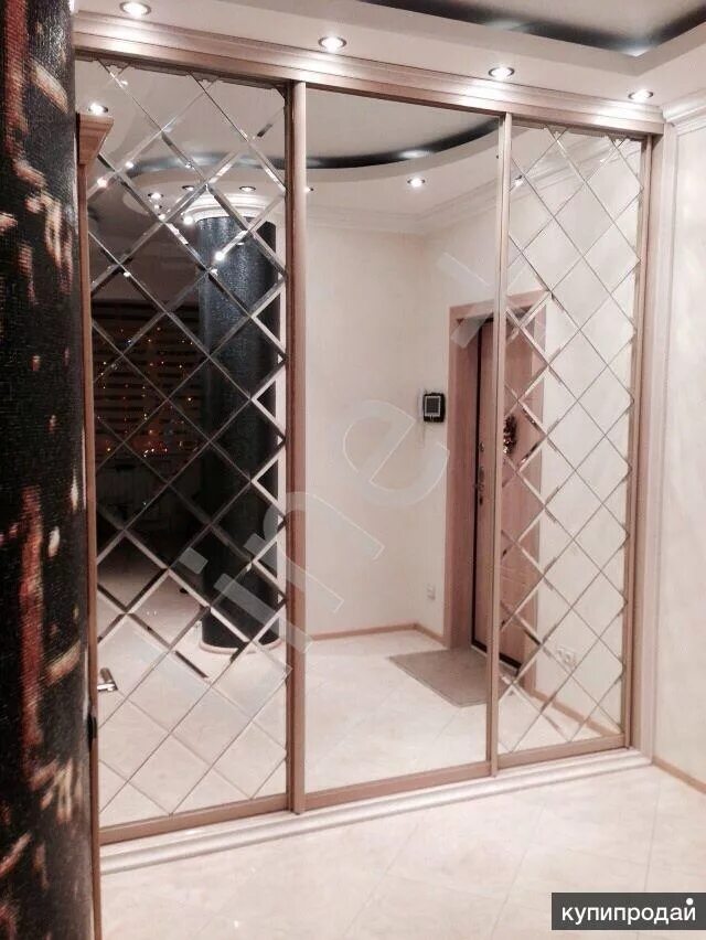 шкаф-купе с зеркалом с гравировкой. шкаф купе с зеркалом фацетом в прихожей. купе с гравировкой. купе с гравировкой. шкаф-купе пескоструй на зеркале ромб.