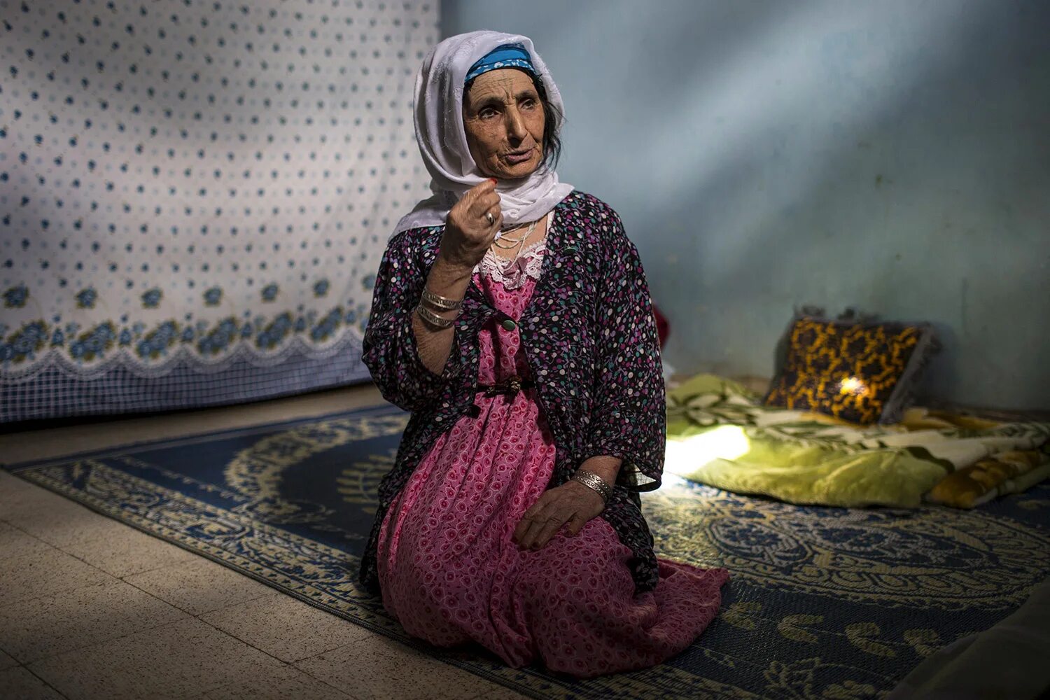 пожилая женщина. татарская бабушка. бабушка мусульманка. арабская бабушка. старая арабская женщина.