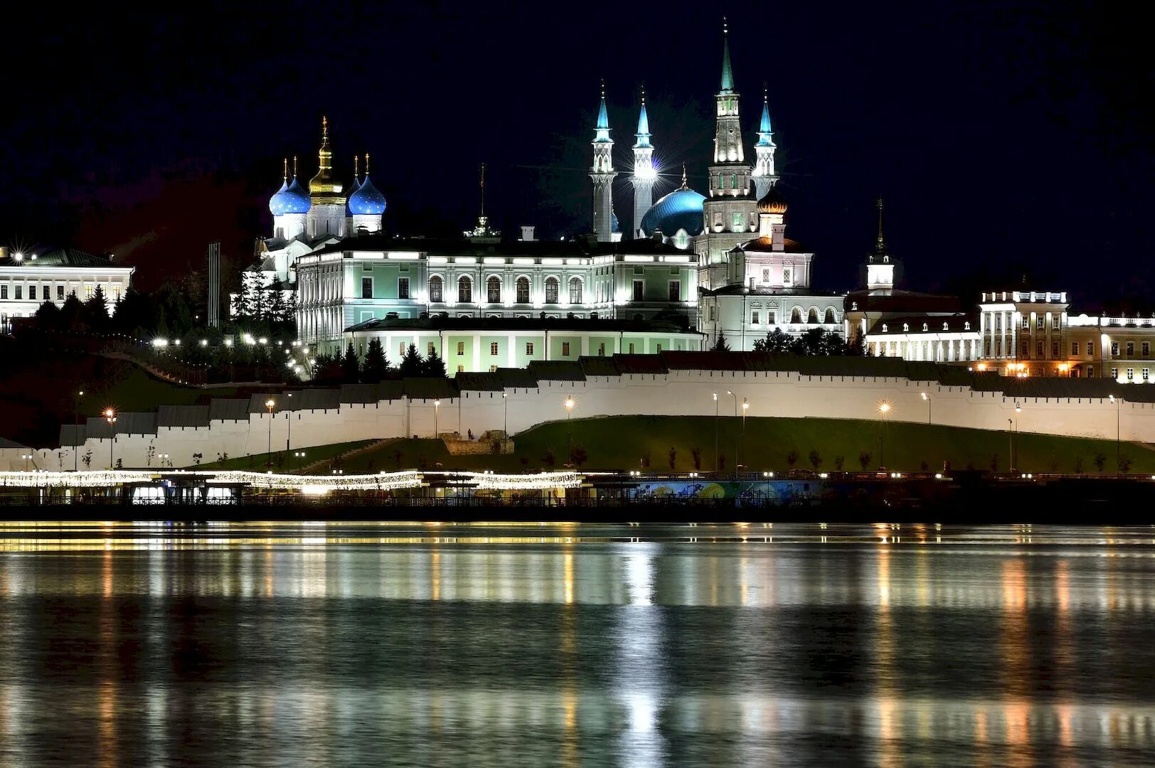 Казань открыт для туристов. Казанский Кремль Казань. Татарстан Казань Кремль. Татарстанска Казанский Кремль. Казанский Кремль Татарстан 2000г.