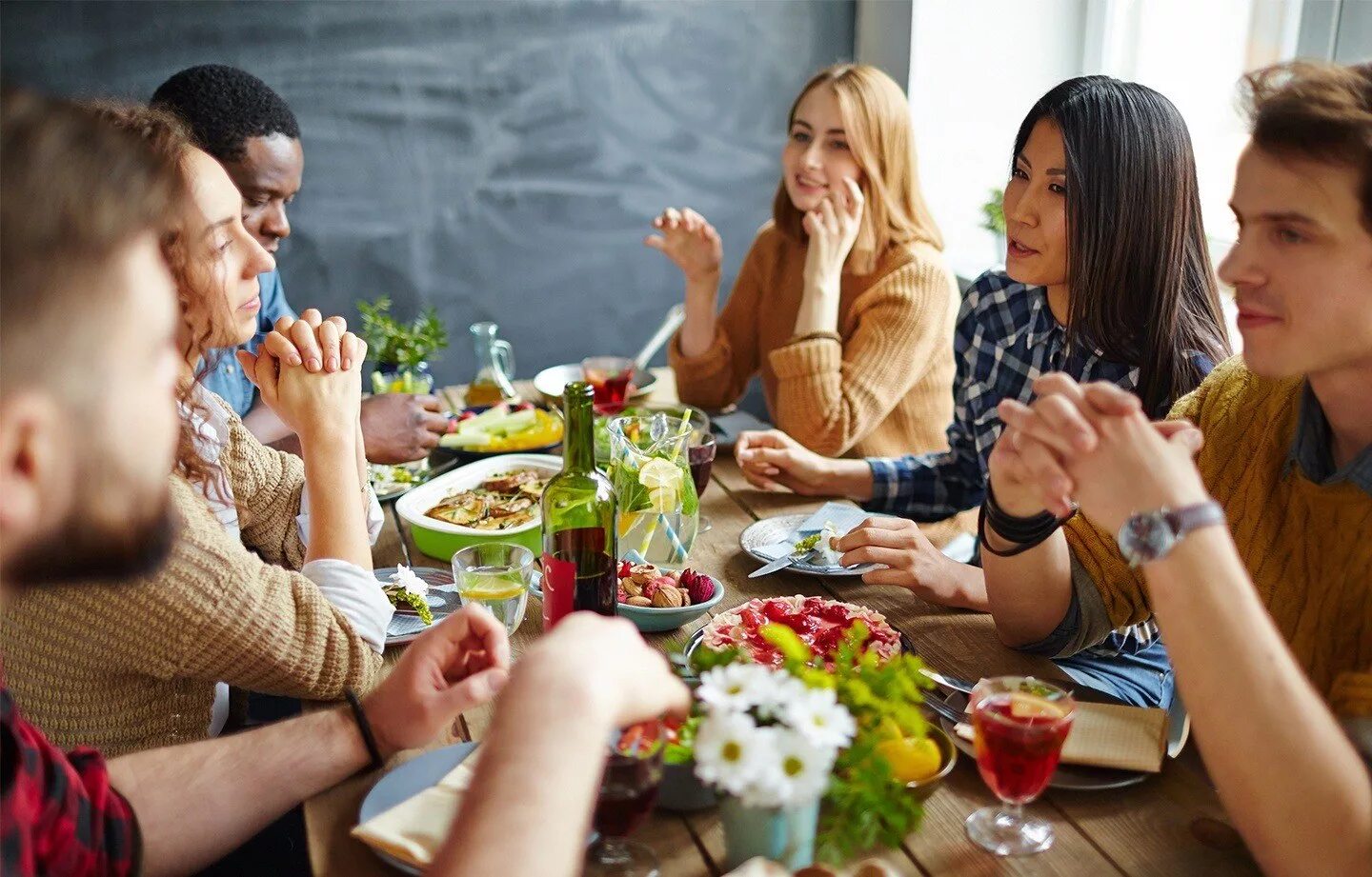 Friends dining. Посиделки с друзьями. Ужин с друзьями. Гости за столом. Беседа за столом.