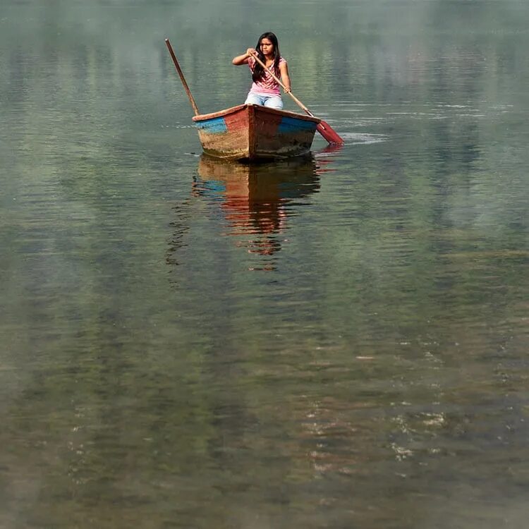 Девушка в лодке. Лодка на реке с людьми. Человек плывет на лодке. Лодка плывет.