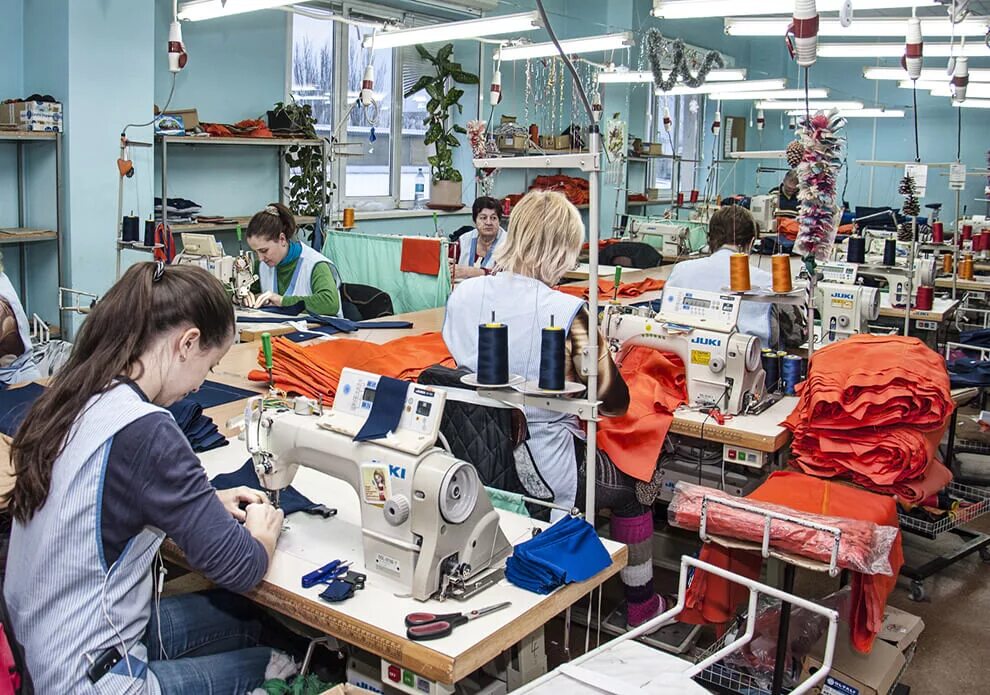 Фабрика по пошиву одежды. Швейный цех. Цех по пошиву одежды. Швейная промышленность.