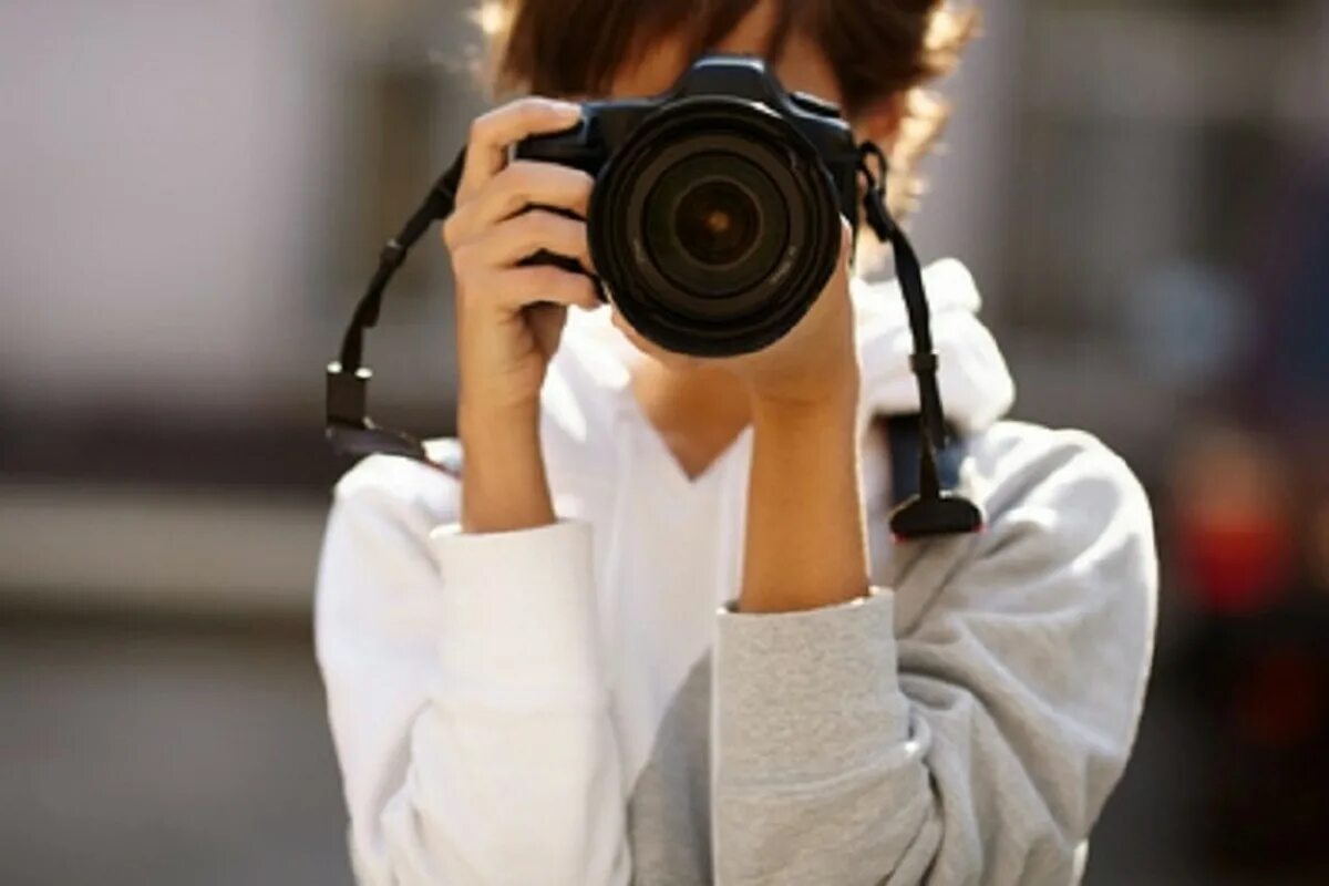 Фотосессия для фотографа с фотоаппаратом. Девушка фотографирует девушку видео. Девушка фотограф. Фотоаппарат на природе. Селфи на фотоаппарат.