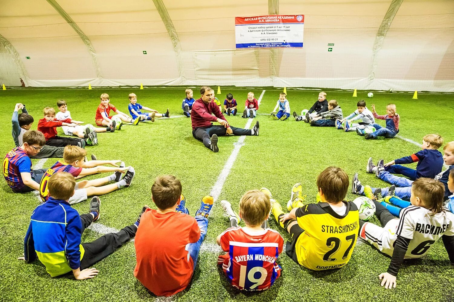 Football school. Футбольная Академия Островитянова 10. Детская тренировка по футболу. Футбольная тренировка детей. Детские тренировки по футболу.