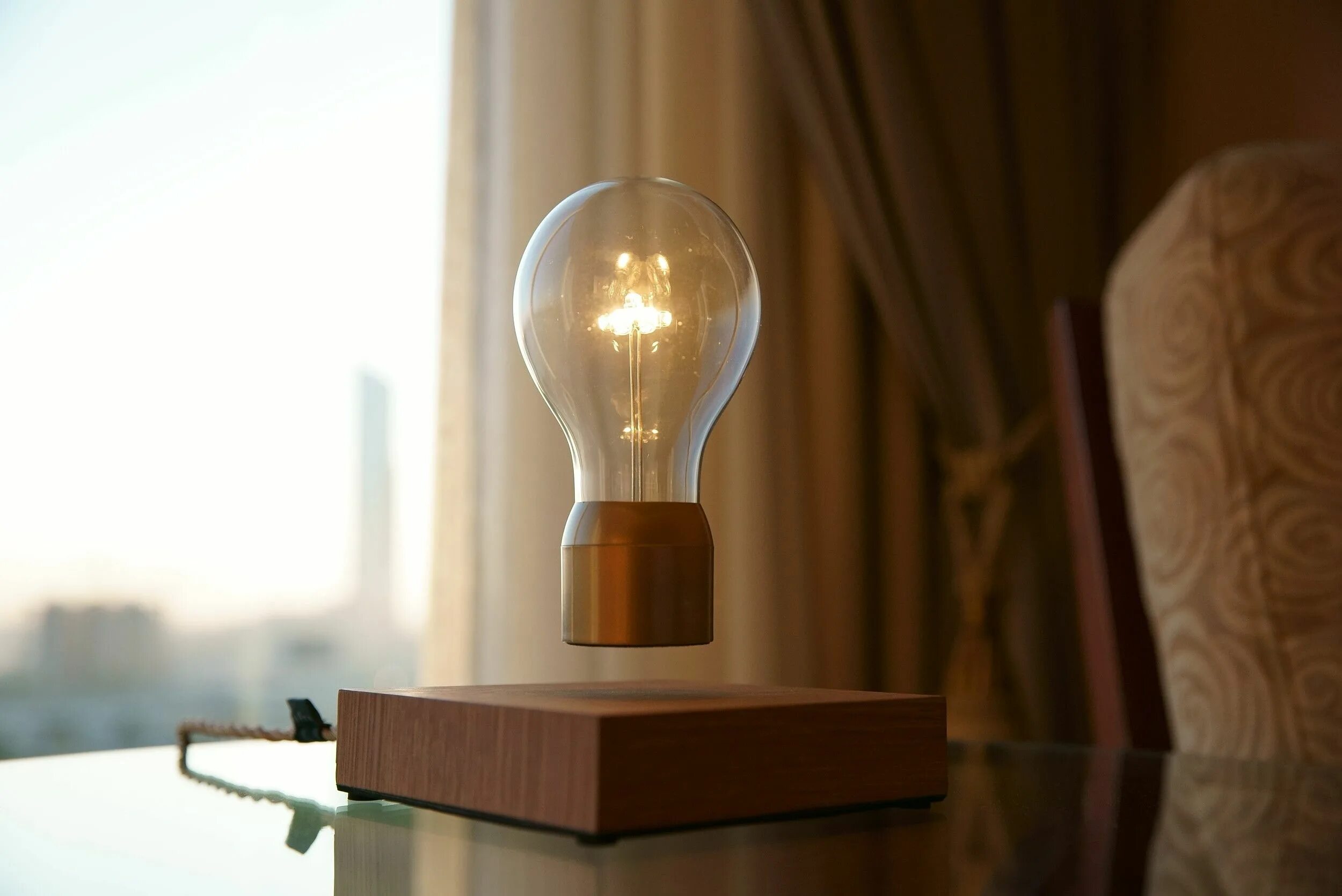 Flyte левитация. Flyte Levitating Light Bulb. Левитирующая лампа Fireflow. Левитирующая лампа для письменного стола.