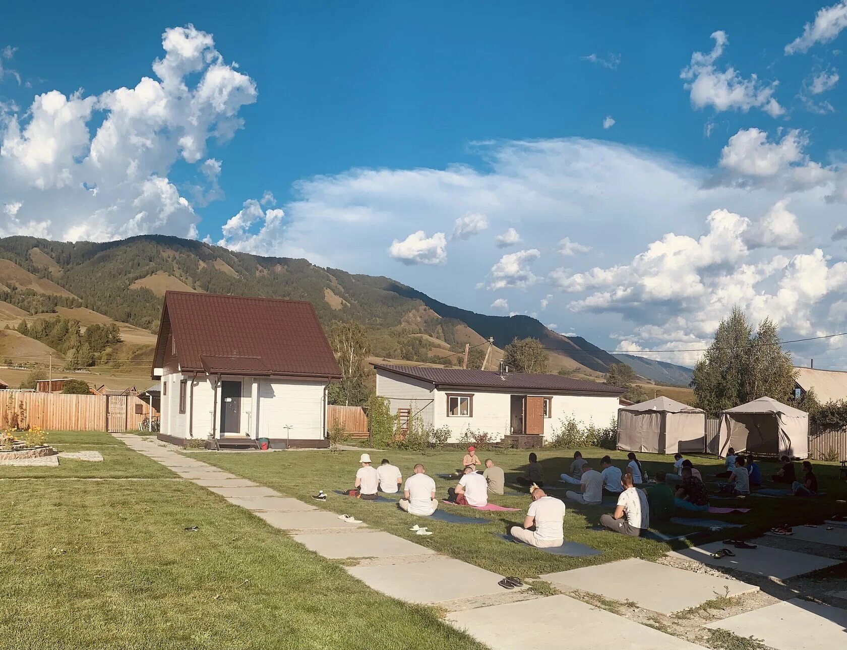 Ретриты алтай. Йога тур. Ретрит на алтае. Красиво сфотаться на алтае. Ретрит на алтае 2024.