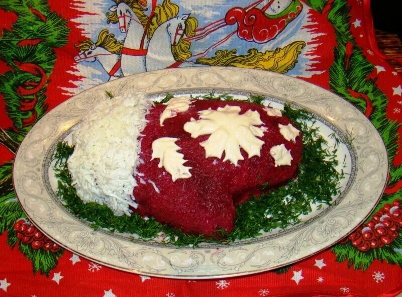 Украшение салата селедка под шубой. Салат под шубой на новый год. Украсить салат под шубой. Украсить селедку под шубой. Украшение салата селедка под шубой.