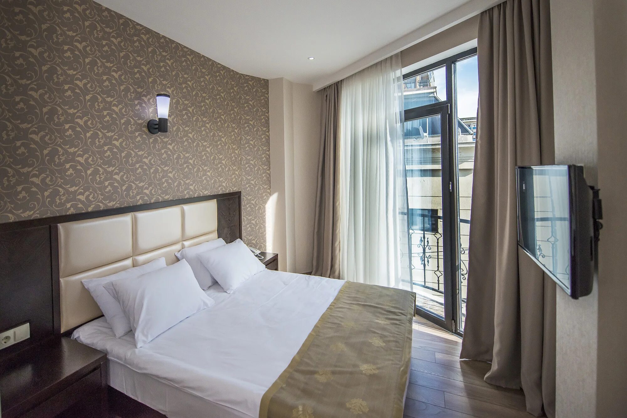 Отель tbilisi. Отель Tbilisi Inn 4*. Tbilisi Inn Тбилиси. Tbilisi Inn 4 Тбилиси. Отель в Грузии отель Tbilisi Inn 4*.