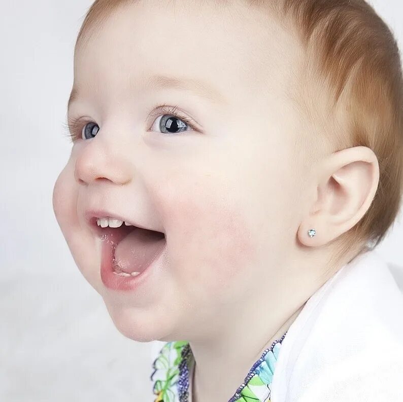 Можно ли уху детям в год. Серьги для малышей. Младенец с сережками.