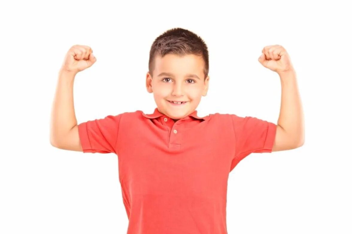 Руки мальчиков сильные. Сильные дети. Ребенок показывает мускулы. Мальчик здоровый и сильный. Сильный мальчик.