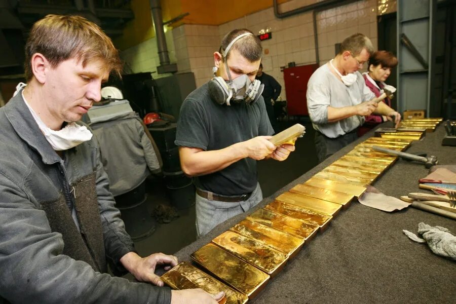 приокский завод цветных металлов золотой слиток. завод золота. завод золота. завод с золотом. аффинажные заводы россии.