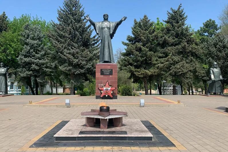 Мемориальный комплекс в ст.Новопокровской Краснодарского края. Памятники Новопокровская станица Краснодарский край. Мемориал славы в Новопокровской. Памятник славы в Новопокровской Краснодарского.