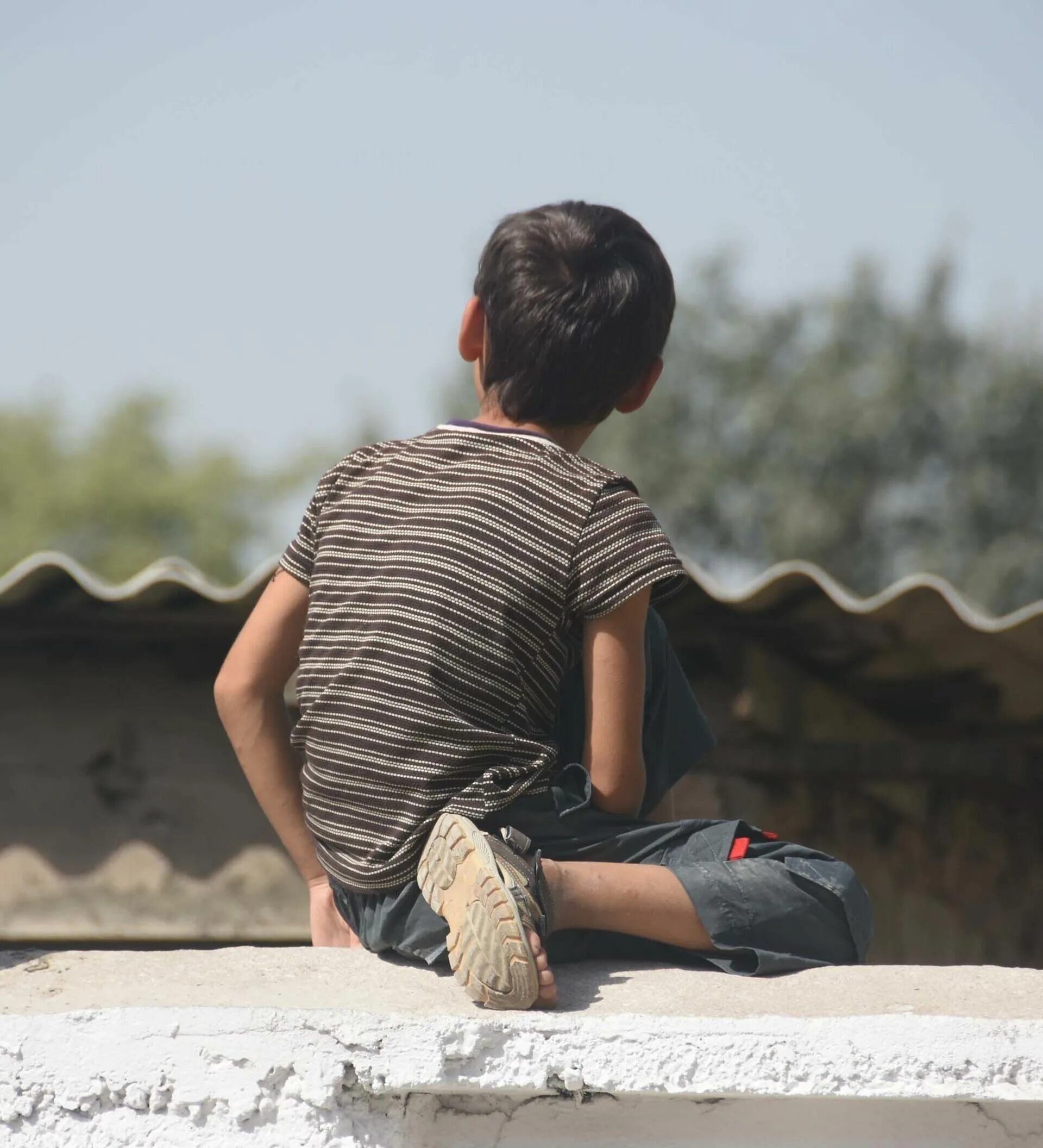 Мальчик сидит. Мальчишки сидят на заборе. Воспитание подростки Таджикистан. Мальчик становится мужчиной.