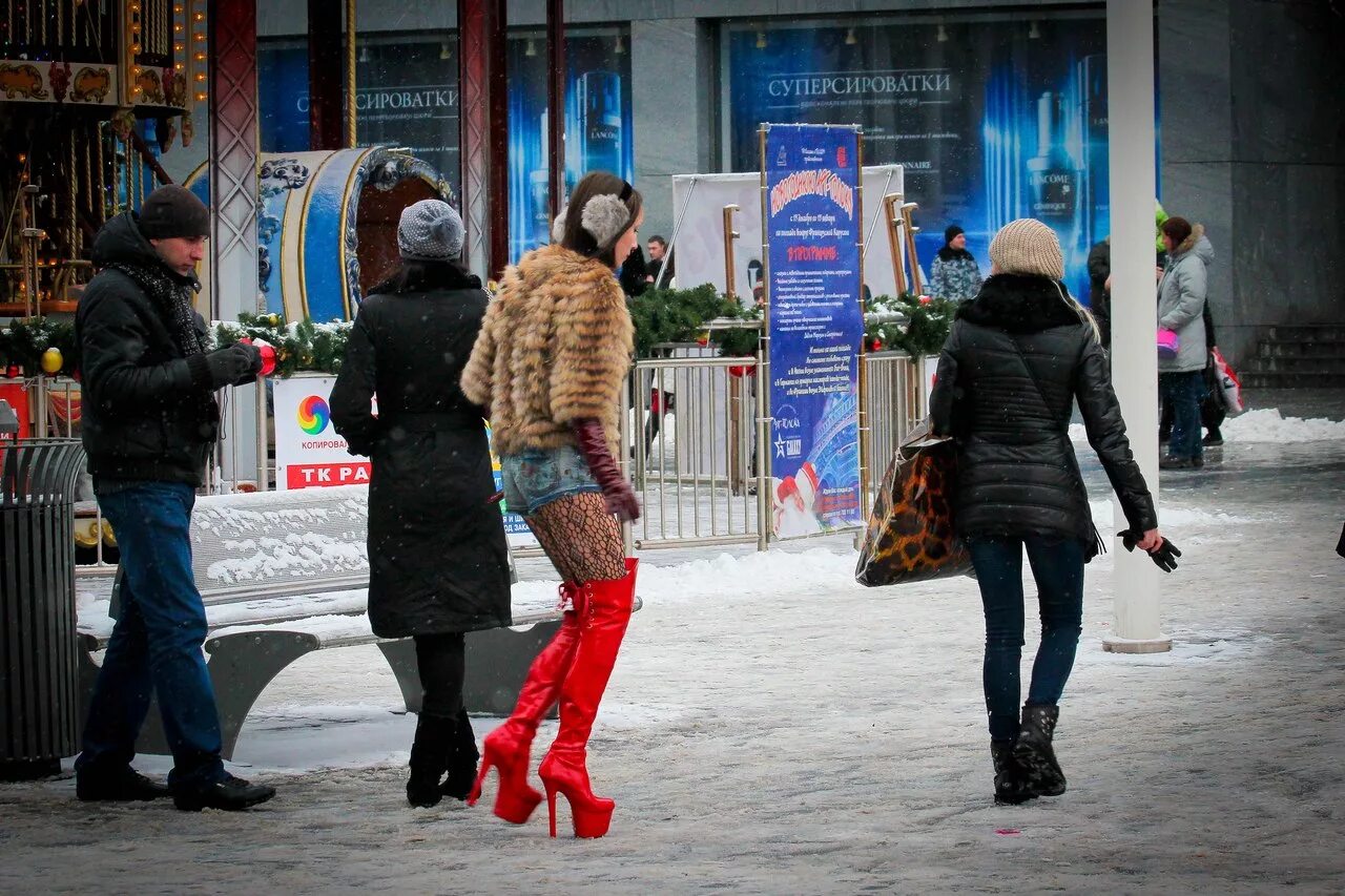 Смешные девушки на каблуках. На каблуках по льду. Зимой на каблуках. Девушка на шпильках зимой.
