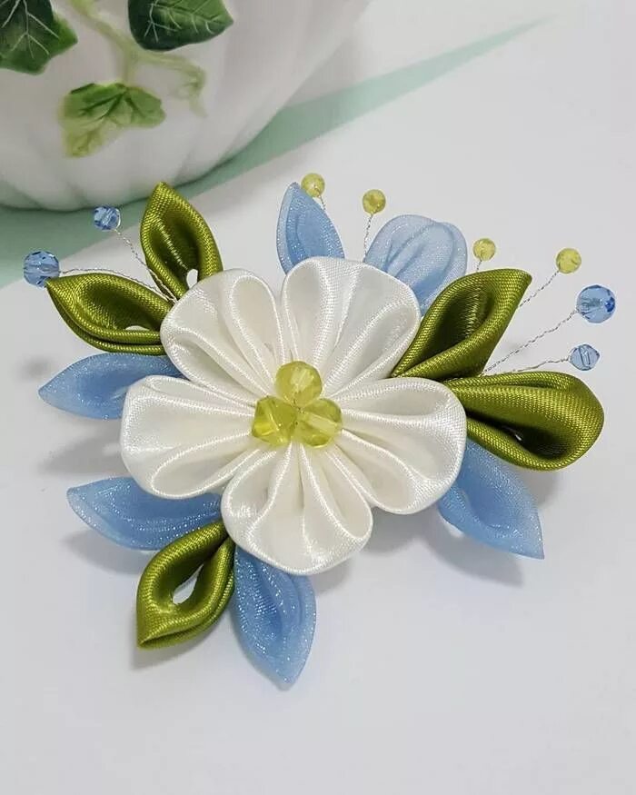 Броши из цветов из лент. Роза брошь из атласных лент. Брошь из атласных лент. Атласные ленты цветы. Роза брошь из атласных лент.
