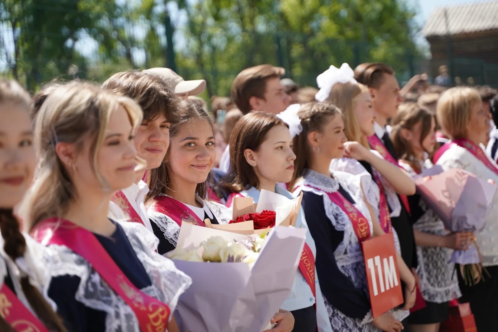 207 выпускников школ города н собираются учиться. Последний звонок 2022 Иркутск. Последний звонок Иркутск 2022 год. Выпускники школы. Последний звонок 11 класс.