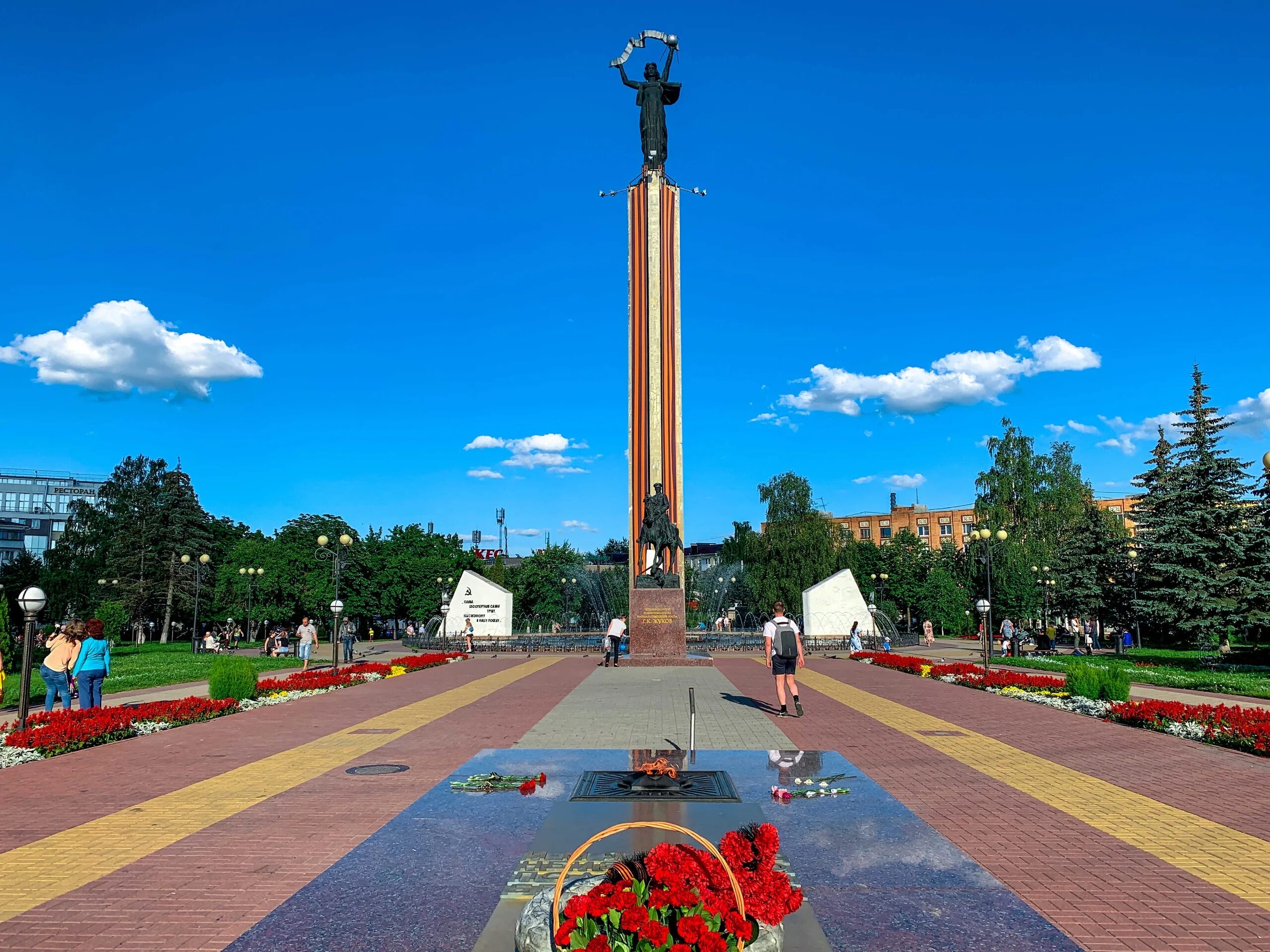 Город калуга википедия. Калуга (центр Калужской области). Площадь Победы Калуга. Город Калуга площадь Победы. Калуга (центр Калужской области) ракета.