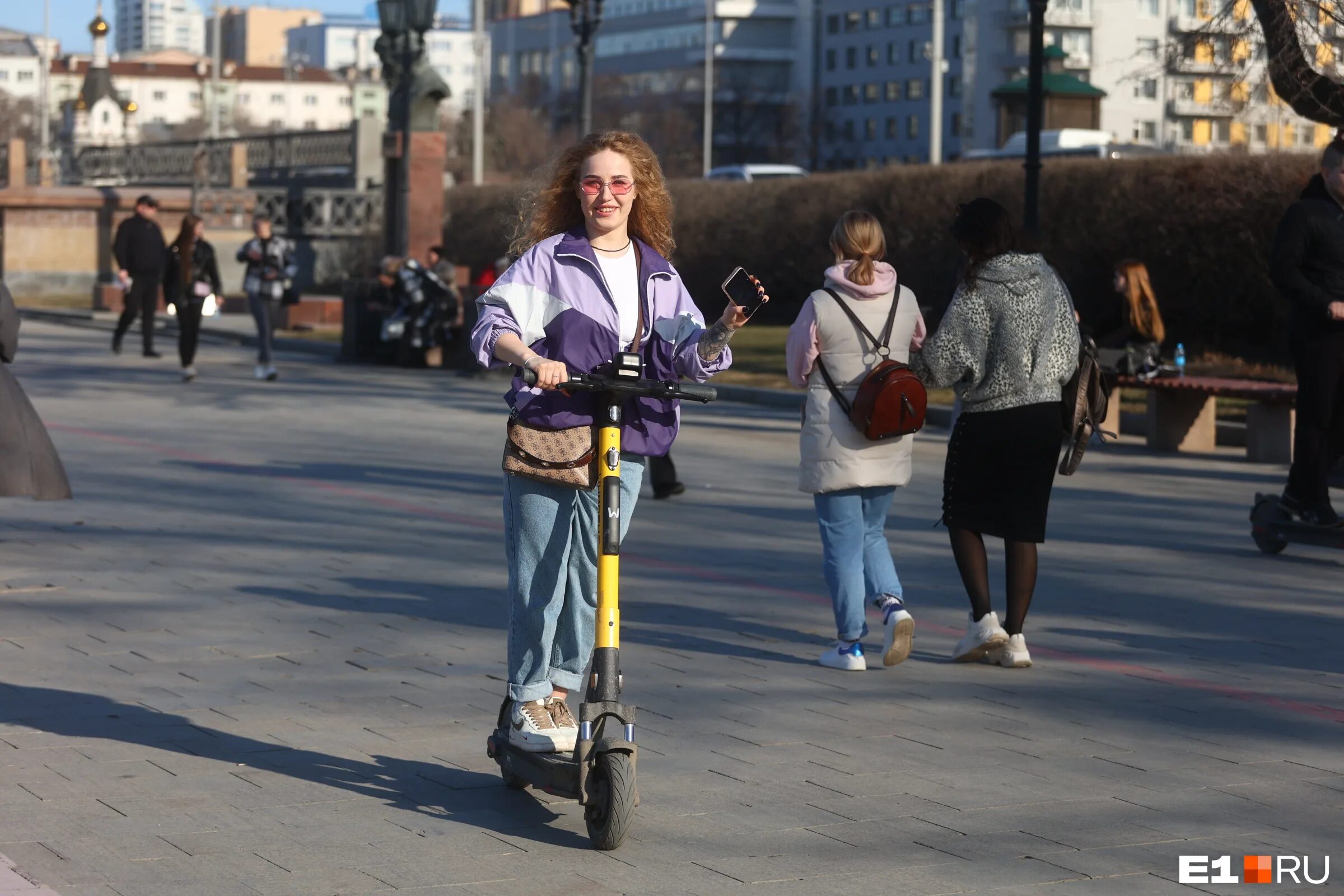 В екатеринбурге потеплеет. Теплая погода. Лев переходит дорогу. Вода самокат. Екатеринбург дождь.