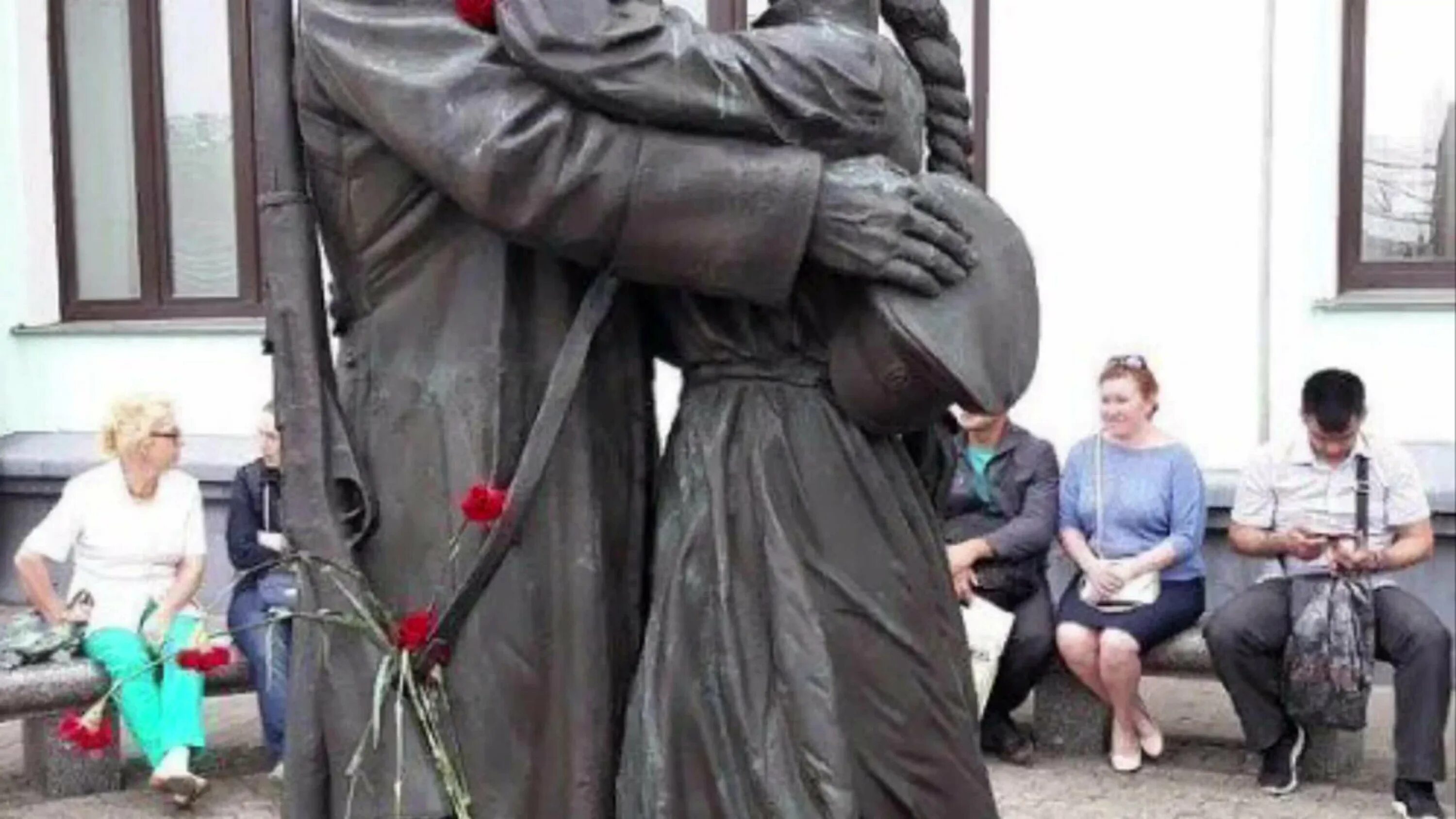 Памятник прощания. Памятник прощание славянки на белорусском вокзале.