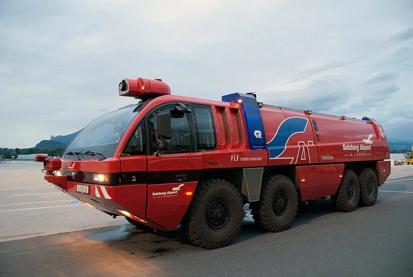 Машина пожарной службы. Аэродромная пожарная машина Rosenbauer. Аэродромный пожарный автомобиль Розенбауэр. Пожарная машина Rosenbauer Panther. Аэродромный пожарный автомобиль Rosenbauer 8x8 1 50.