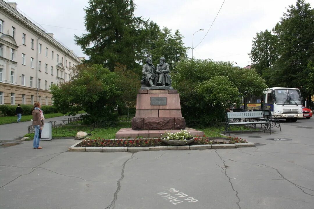 Улица энгельса петрозаводск. Памятник к. Марксу и ф. Энгельсу.. Памятник Марксу и Энгельсу в Петрозаводске. Сквер революции. Перекрёсток проспектов к.Маркса и ф.Энгельса. Маркс Куйбышева.