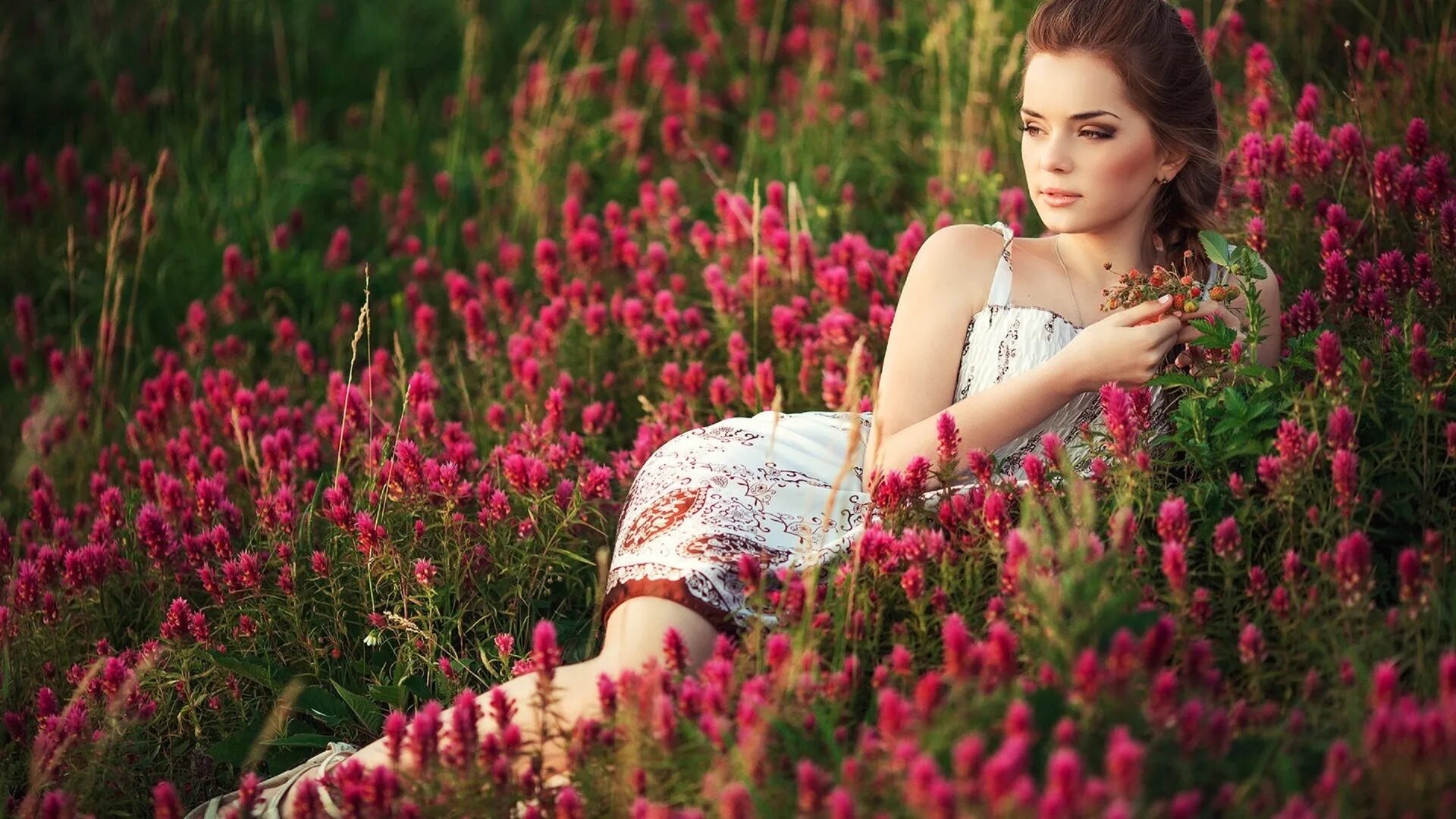 Женственная красивая девушка. Женственная красивая девушка