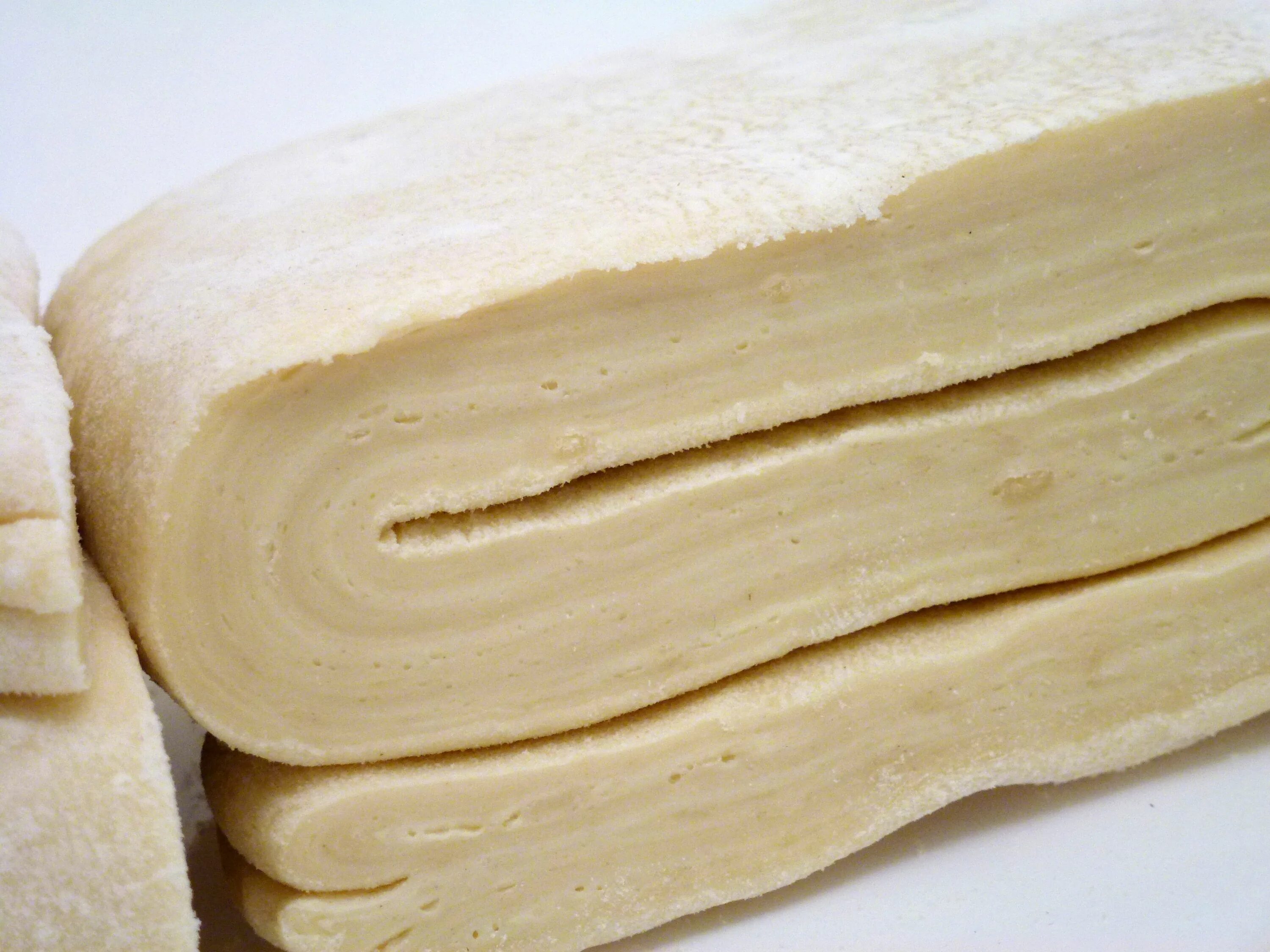 Тесто слоеное 1 кг. Скороспелое слоеное тесто. Слоеное тесто на белом фоне. Ингредиенты для слоеного теста.