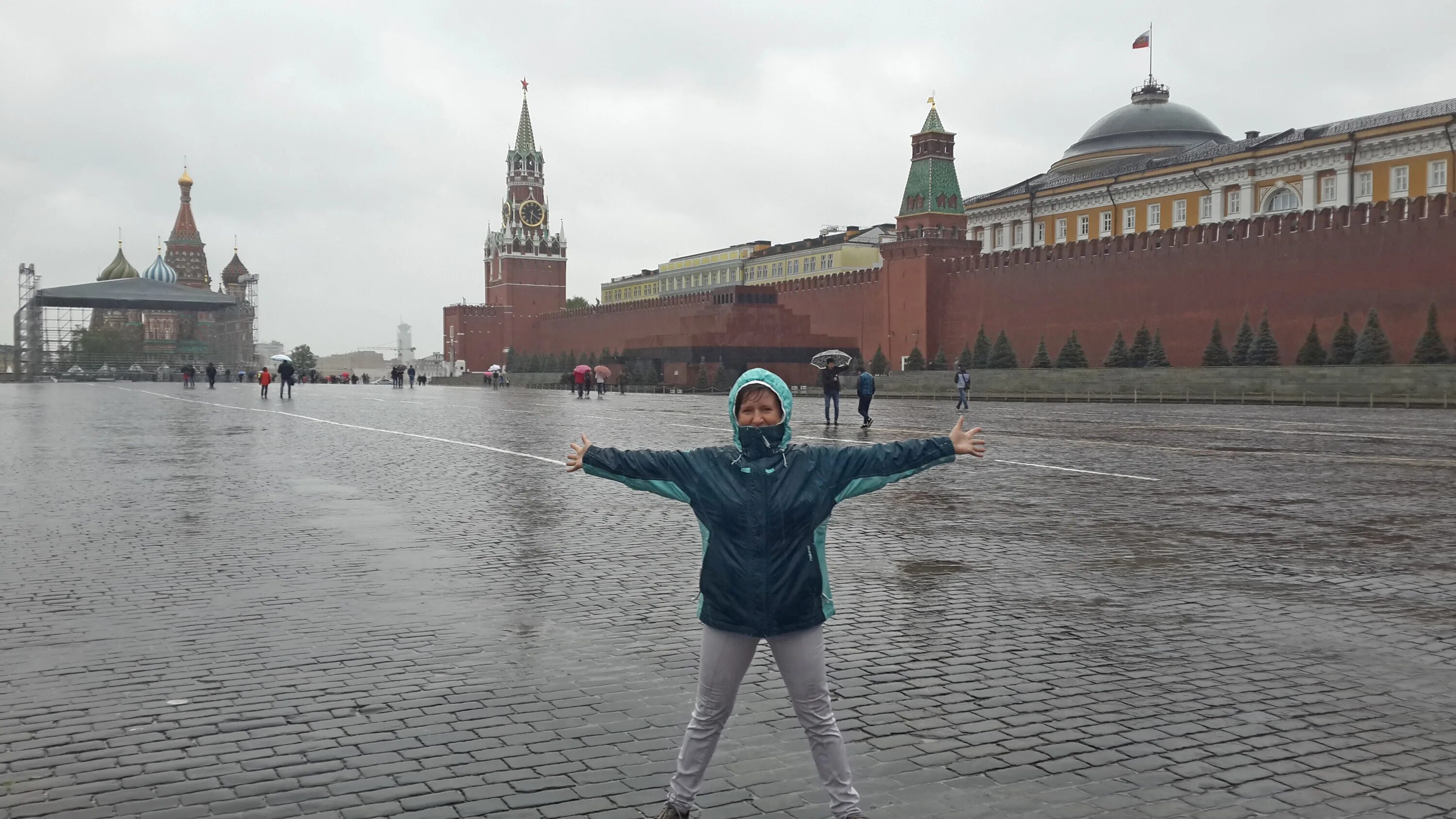 Послан человек из москвы. Пацан на красной площади. Кремль люди. Кремль селфи. Люди возле Кремля.