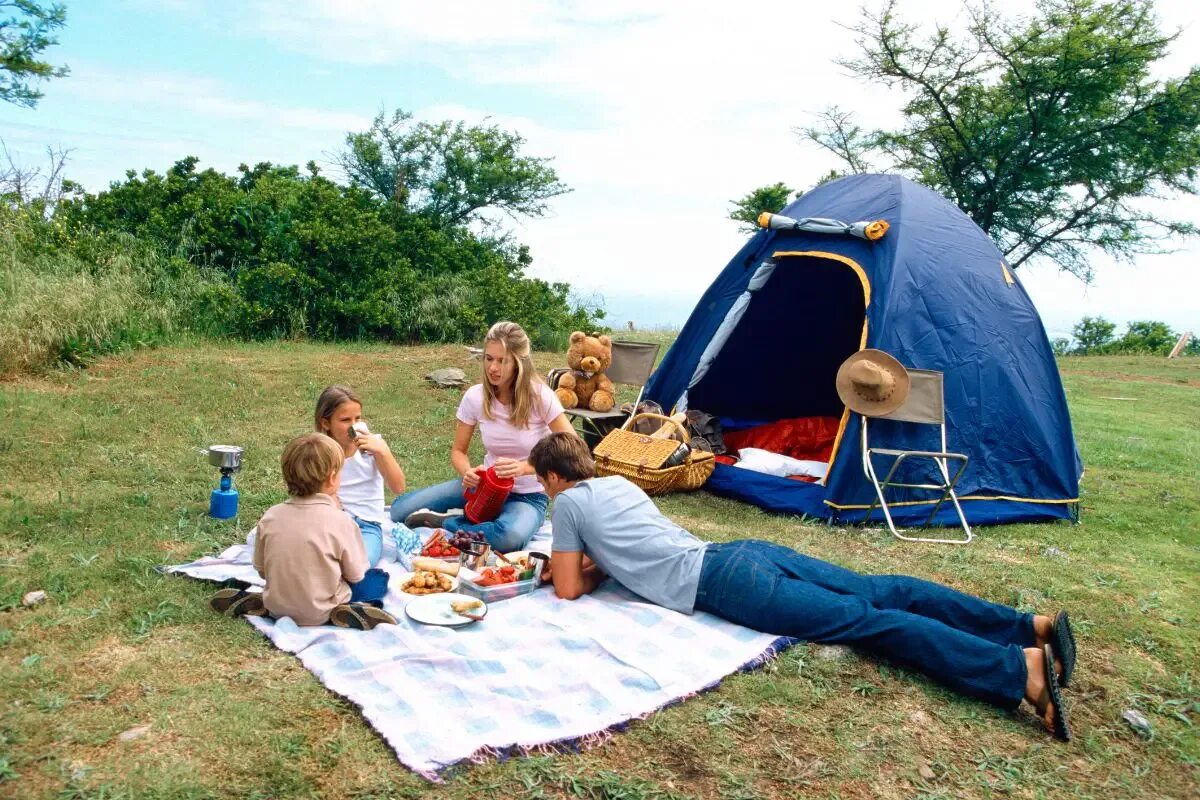 Camping with dad. Кемпинг с семьей. Кемпинг люди. Кемпинг с детьми. Go to Camping лагерь.