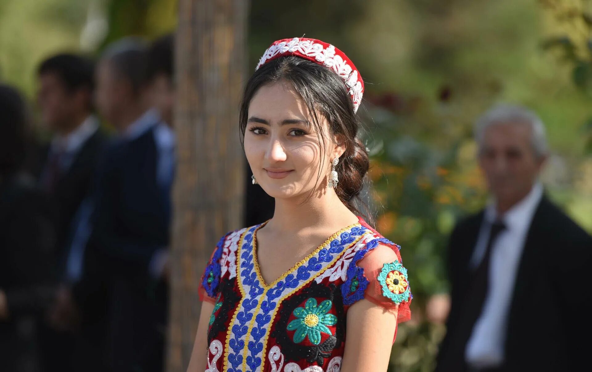 национальная шапка таджиков. самая красивая девушка из таджикистана. фото мс навик. популярные таджикские. парвиноз акназарова.