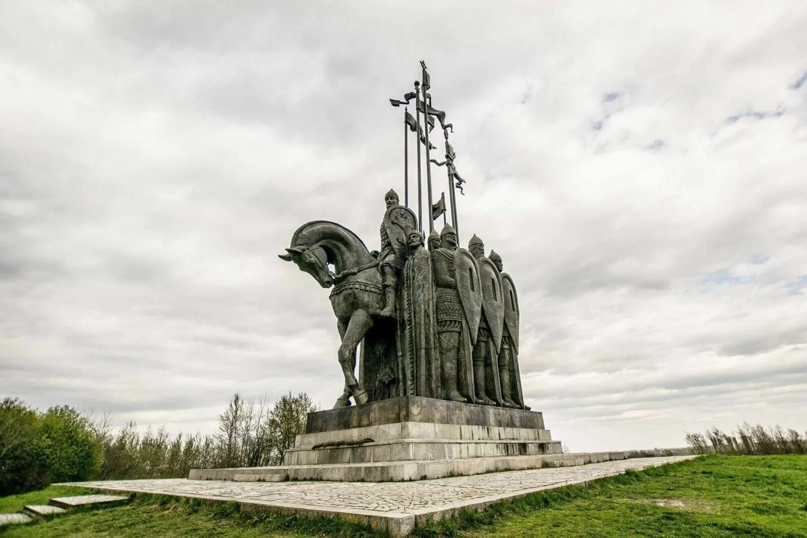 Памятник невскому в пскове на чудском озере. Памятник невскому в пскове на чудском озере. Монумент ледовое побоище в пскове. Монумент александру невскому с дружиной псков. Монумент александру невскому с дружиной псков.