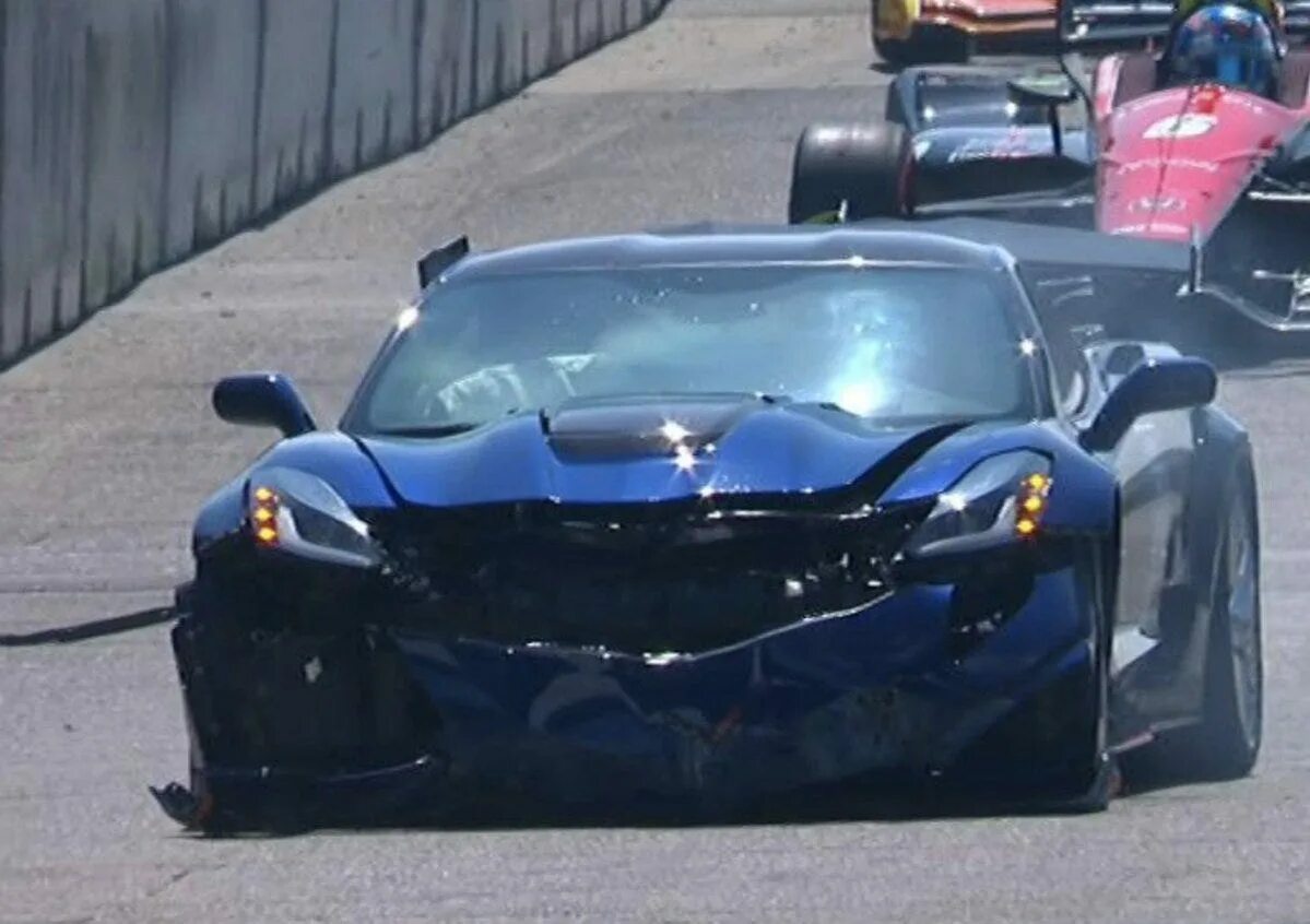 Столкновение машин картинки. Бугатти вейрон авария. Look at that car it crash. Боковое столкновение автомобилей. Разбитые форд мустанги.