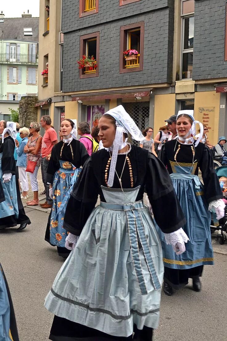 Традиционный костюм французов Бретань. Национальные костюмы Бретани Франция. Бретань и бретонцы. Нац костюм Бретань Франция.