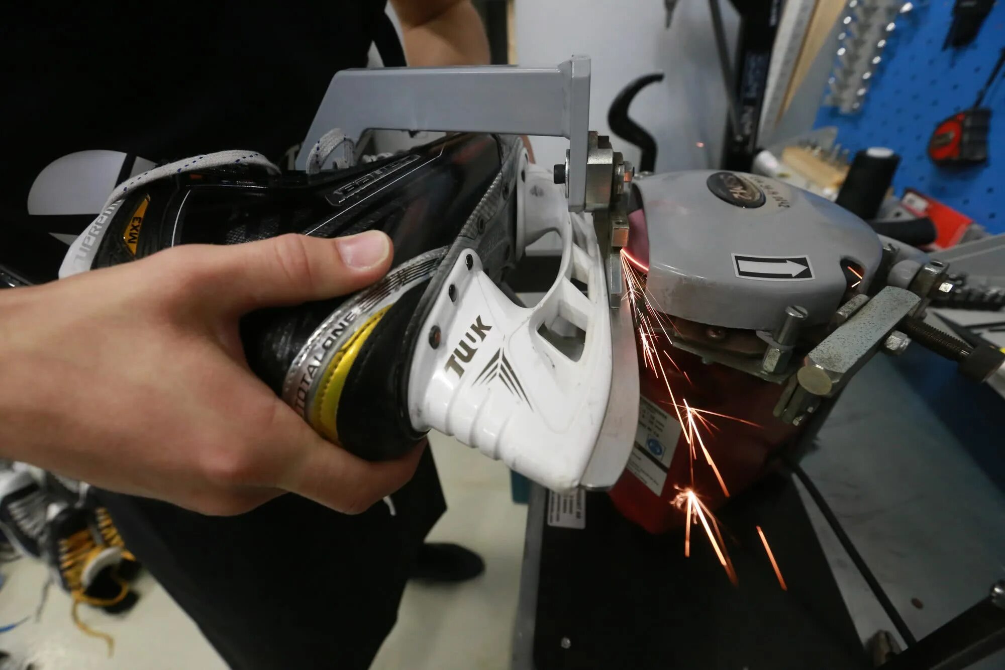 Заточка хоккейных коньков. Подносок для хоккейных коньков. Лезвие коньков заточка. 001 станки заточка коньков. Точат ли коньки.