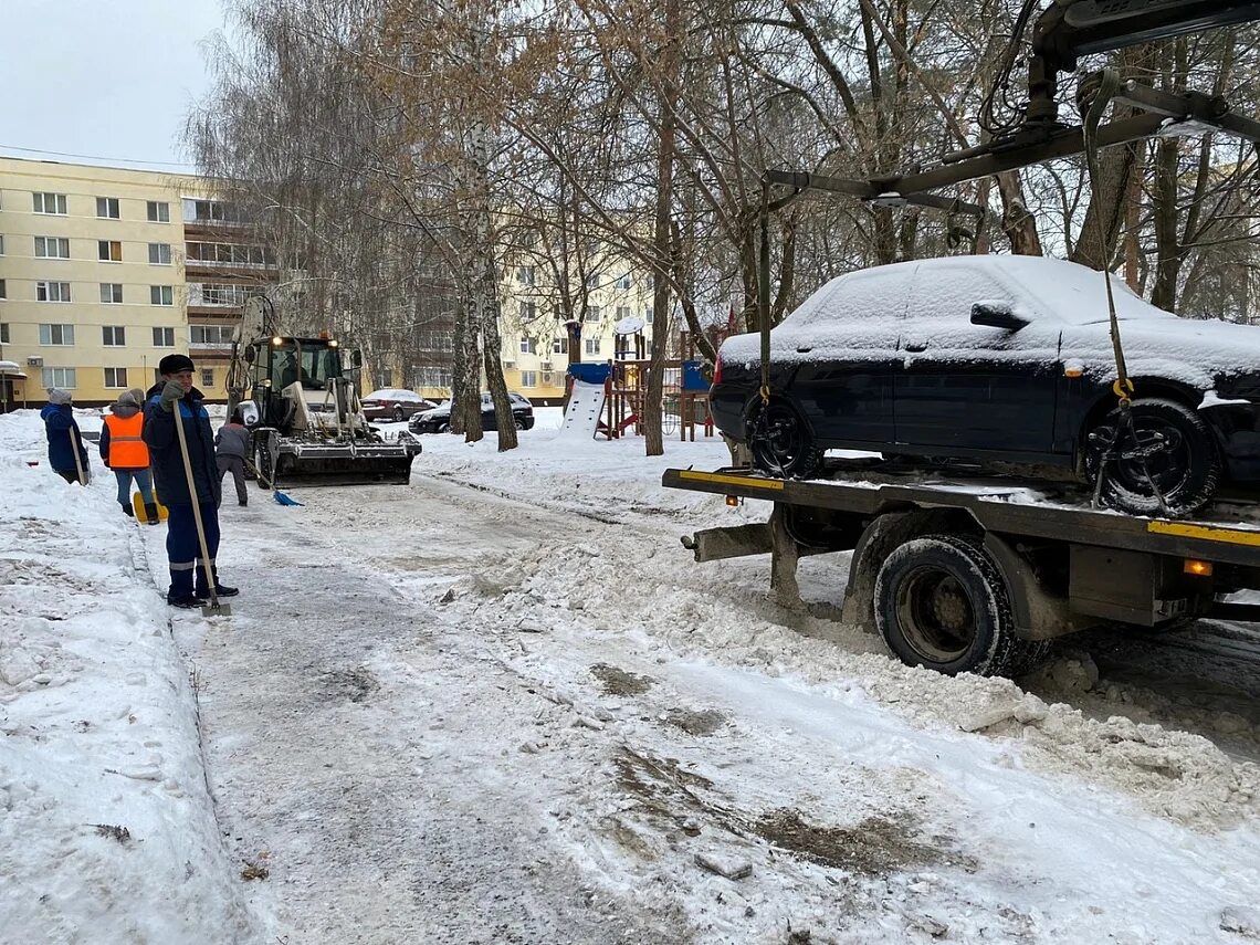 Нижнекамск новости на сегодня происшествия. Эвакуация машин в снегопад. Эвакуировали авто в снегопад. Машины Нижнекамска. Штрафстоянка Нижнекамск.