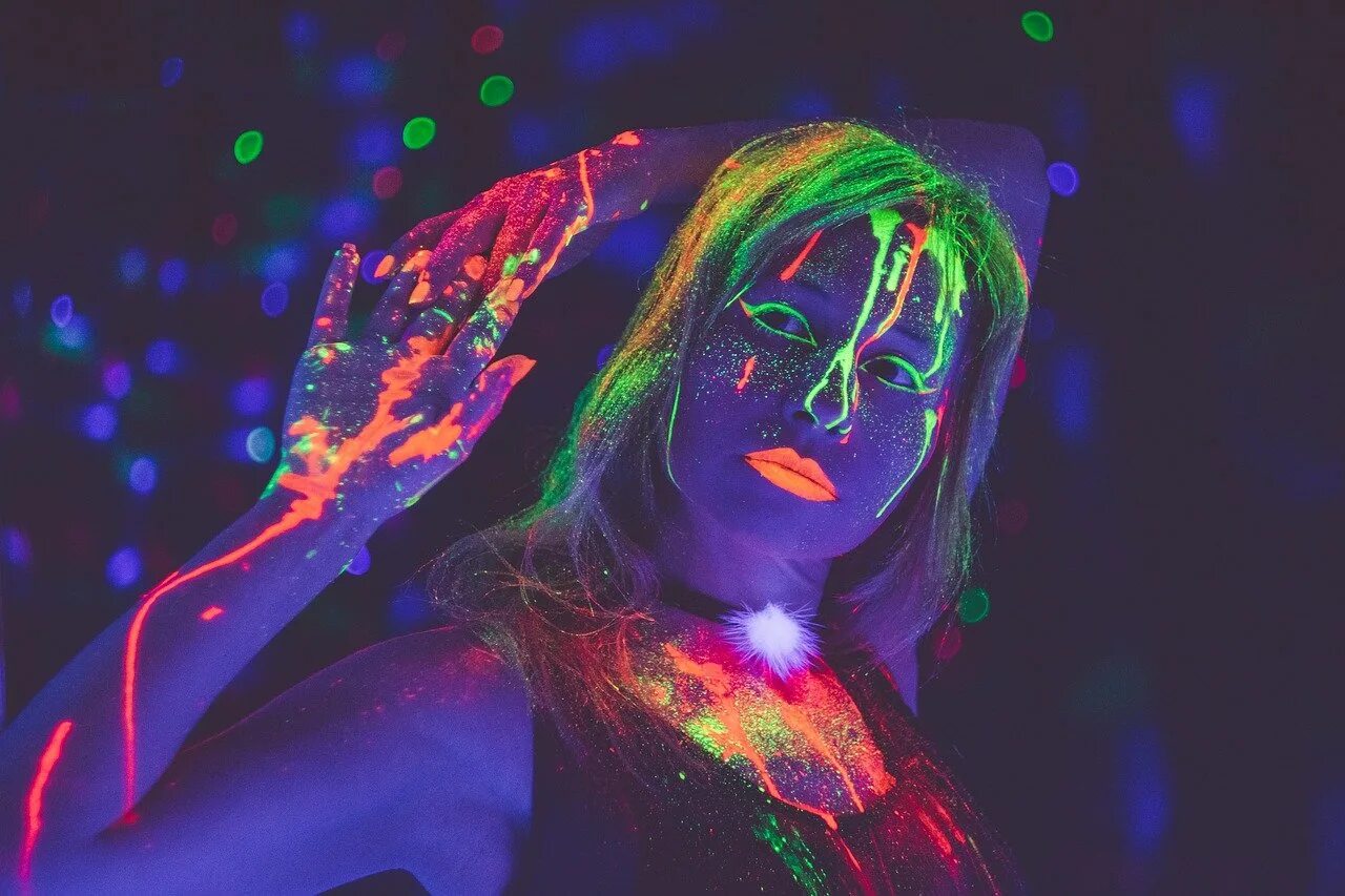 Neon party. Неоновая вечеринка. Неоновая девушка. Неоновая фотосессия. Девушка неон клуб.