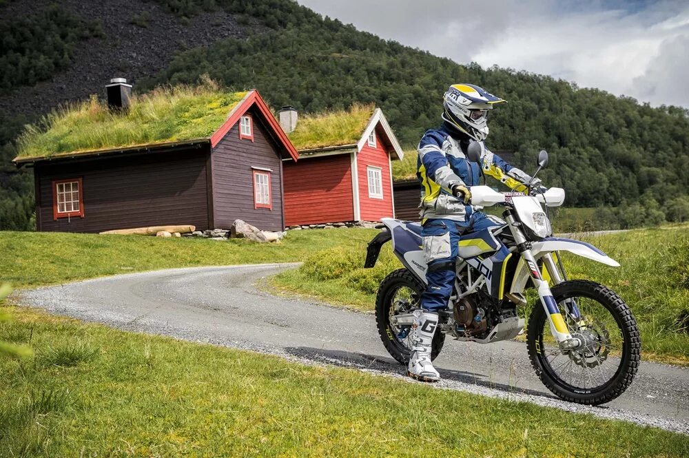 Мотоцикл эндурик. Husqvarna 701 Enduro. Мото эндуро Хускварна. Husqvarna мотоциклы эндуро. Мотоцикл Хускварна турэндуро.