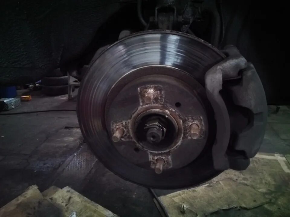 Драйв 2 замена тормозных дисков. Драйв 2 замена тормозных дисков. Марк 2 100 2,5 тормоза. Покраска тормозного диска мерседес 212. Замена тормозных дисков w212.