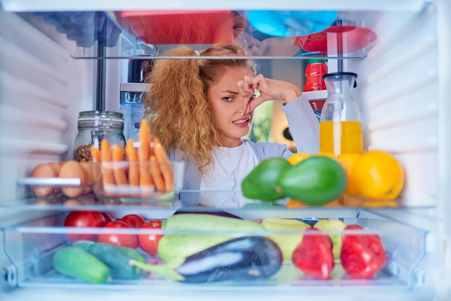 Испорченные продукты в холодильнике. Запах из холодильника. Неприятный запах из холодильника. Холодильник с испорченными продуктами. Чем можно убрать неприятный