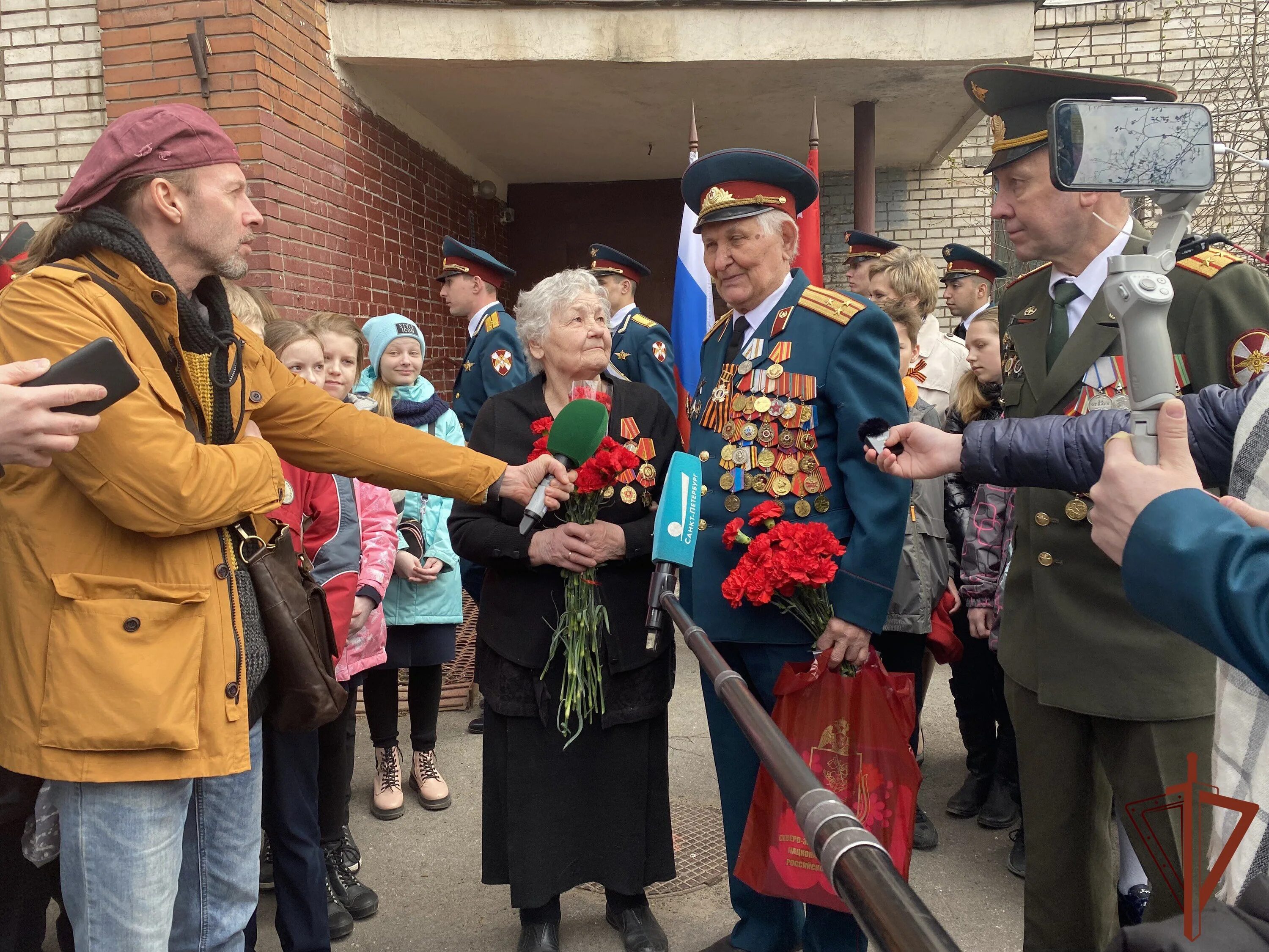 Когда ветераны идут на парад. Ветеранов Санкт-Петербург. Ветераны на параде. С днем Победы. День Победы СПБ ветераны.