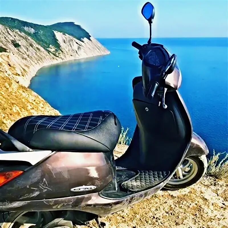 Девушка на скутере. Купить скутер в анапе. Honda giorno вдвоем. Женщина на скутере. Хонда двухместная.