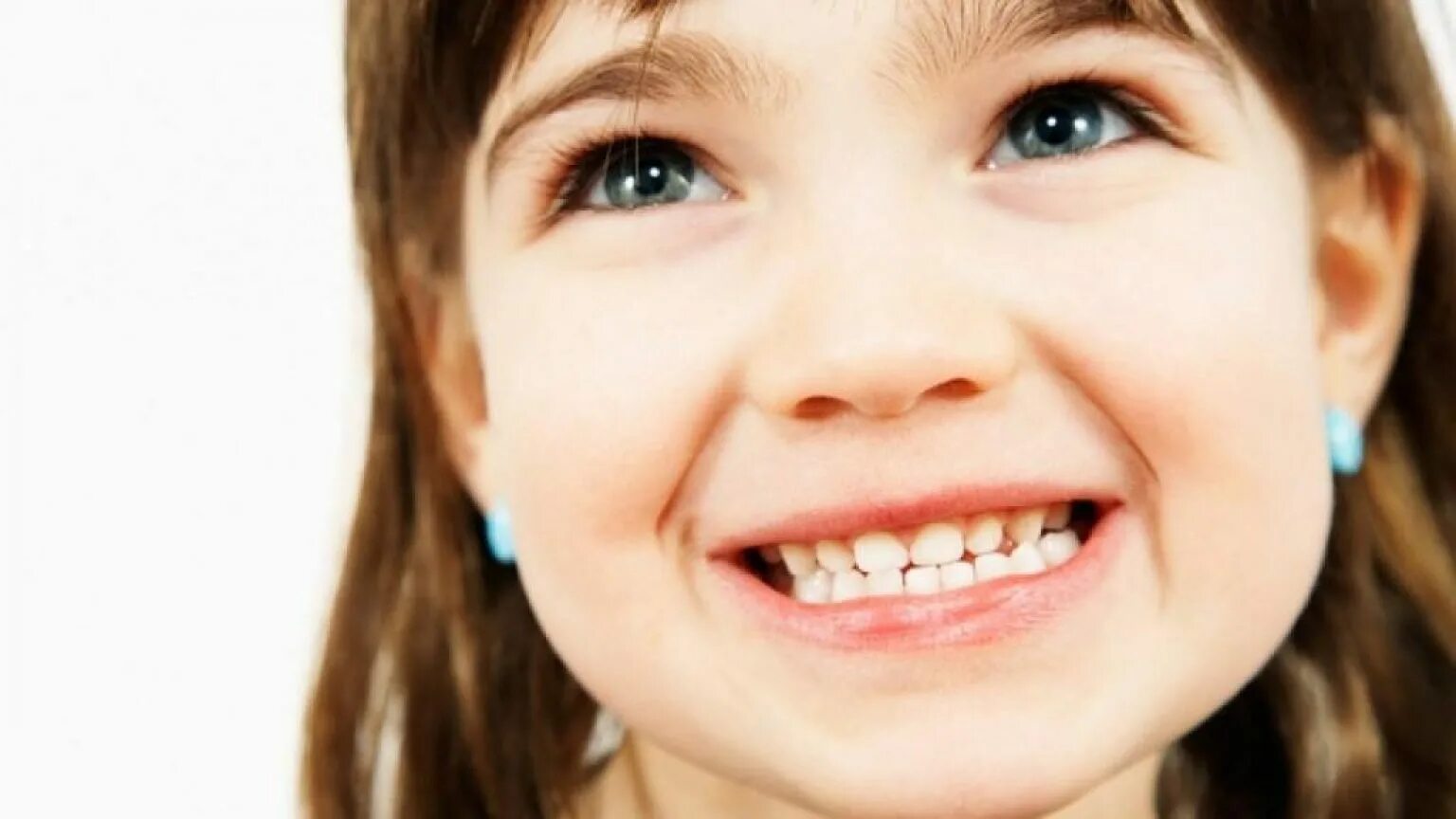 Ребенок год скрежет зубами. Красивые зубы у детей. Улыбка ребенка. Ровные зубы у детей.