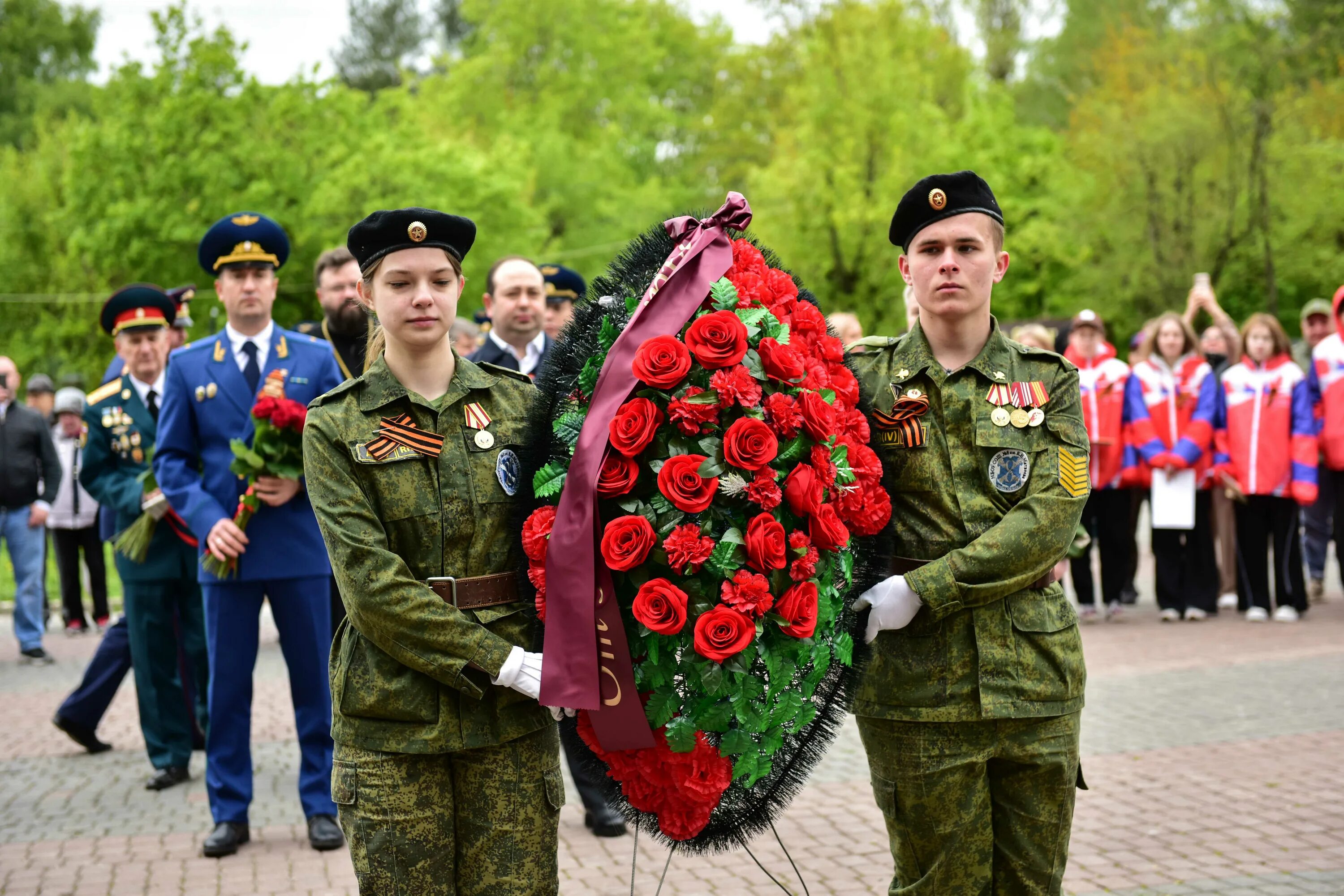 Возложение цветов курсантами. Химки мероприятия 9 мая. Подиум для возложения цветов. Возложение в Московской области 06.05.2023. Сценарий митинга на 23 февраля у памятника